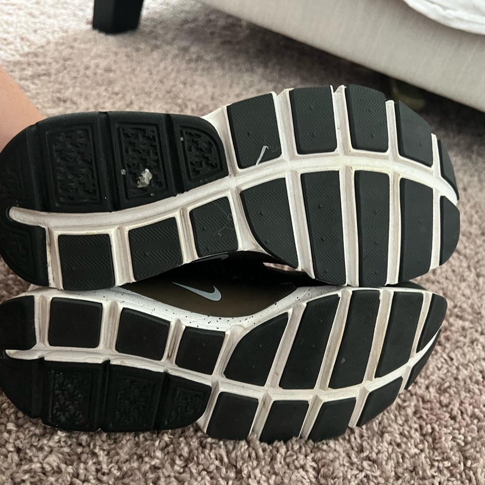 Women’s Nike Dart Shoes - Picture 3 of 6